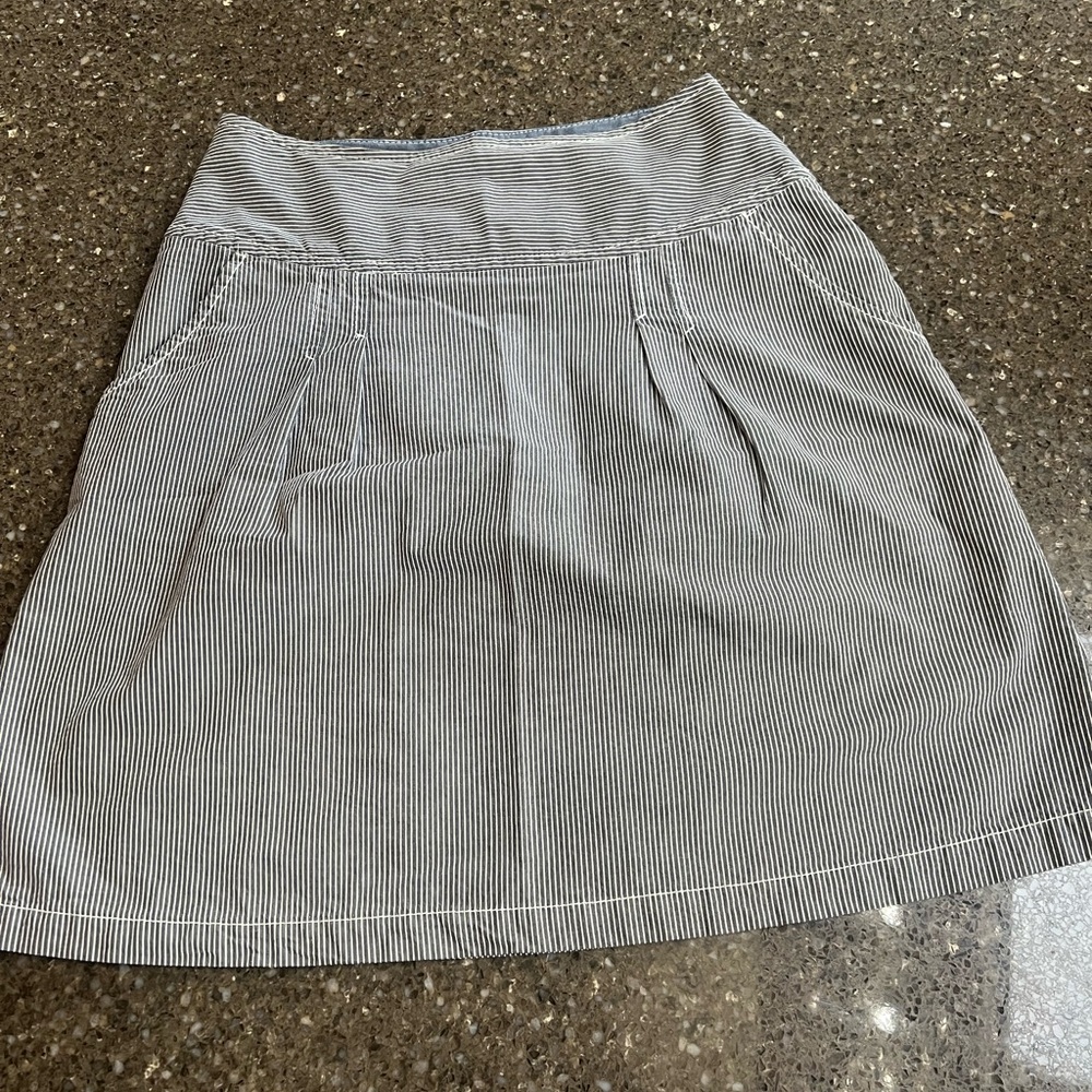 H&M L.O.G.G. Striped A-Line Skirt in Navy and White Pleats Pockets Size 4 Short